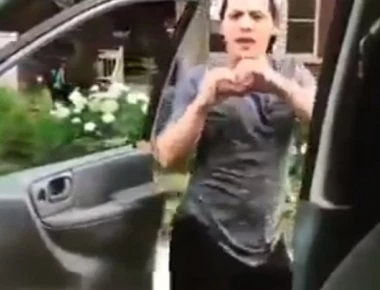 Απίστευτο: Είπε να κάνει kiki challenge... και τον σάπισαν στο ξύλο! (βίντεο)